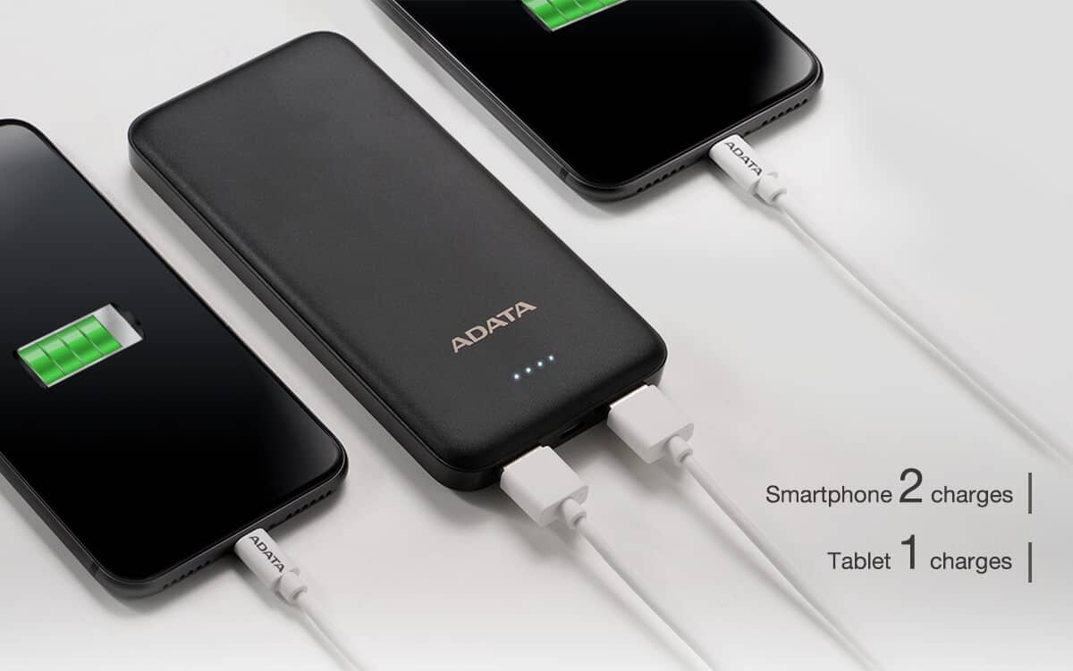 پاوربانک ای دیتا مدل T10000 با ظرفیت 10000mAh متصل به دو گوشی هوشمند از طریق USB-A